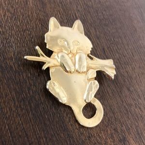 Vintage kitty cat golden brooch